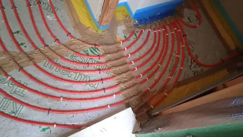 Detail rozvodů podlahového vytápění u vstupu do další části podkroví.