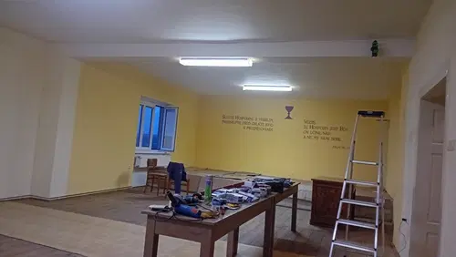Modlitebna fary ČCE před dokončením nových stropů.