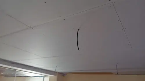Sádrokartonové desky na novém podhledu před dokončením povrchů.