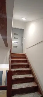 Schodiště v navazujícím prostoru fary.