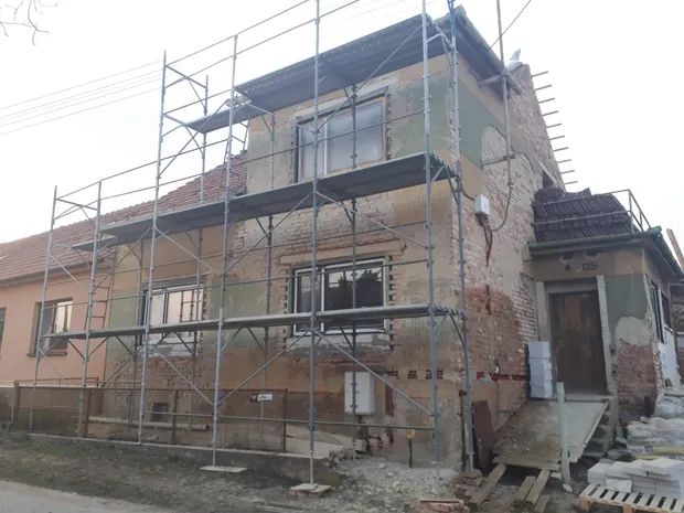 Odkryté obvodové stěny při přípravě fasády.