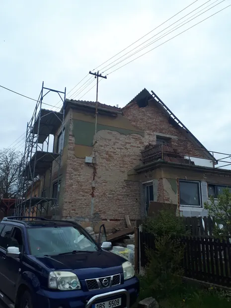 Boční stěna domu během oprav obvodového pláště.