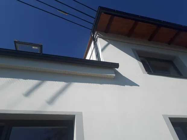 Detail dokončené fasády u podbití střechy.