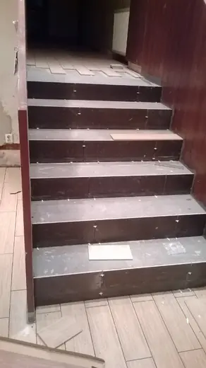 Obklady, dlažby a schody - rekonstrukce fastfood provozovny Brno, Česká