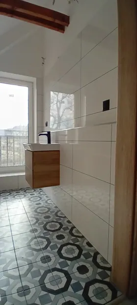 Pohled do dokončené podkrovní koupelny od vstupu.