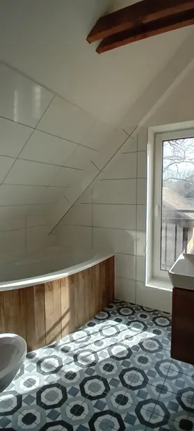 Vana pod šikminou a okno podkrovní koupelny.