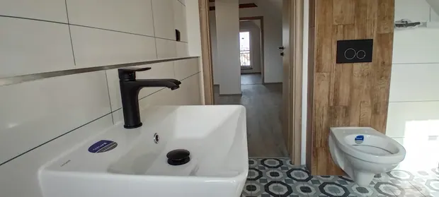Umyvadlo a závěsné WC v podkrovní koupelně.