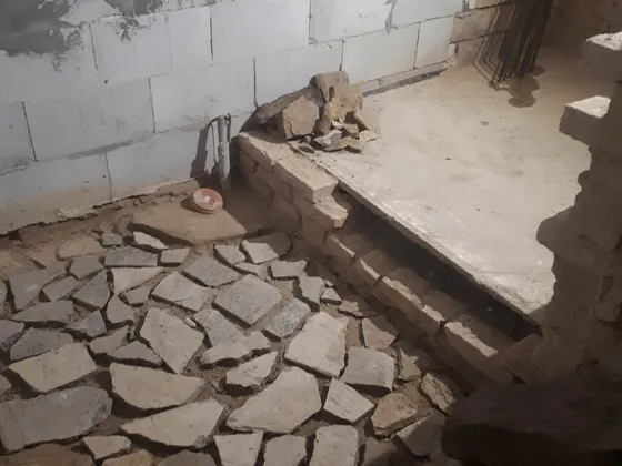 Původní stav koupelny po zahájení bouracích prací.