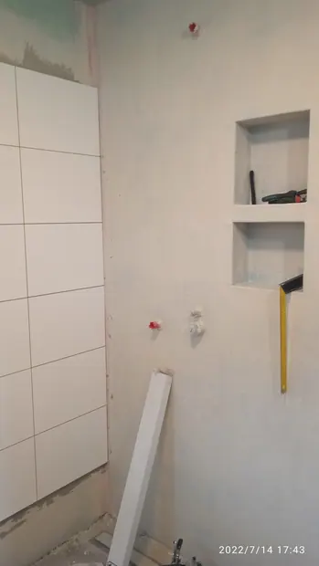 Detail obkládané stěny s připravenými vývody.