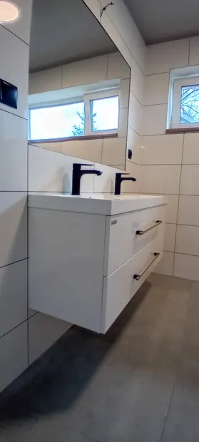 Závěsná umyvadlová skříňka v dokončené koupelně.