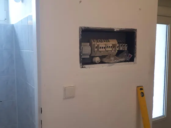 Koupelna po demontáži původního vybavení a před novou stavební přípravou.