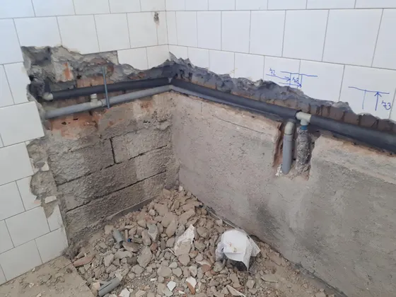 Nové rozvody vody a odpadů po odstranění původních konstrukcí.