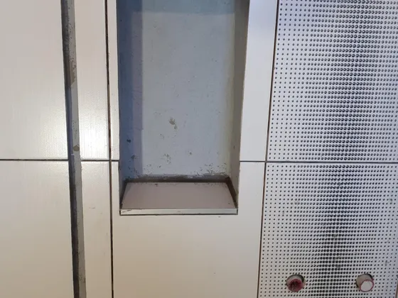 Detail jedné z nik v průběhu obkladačských prací.