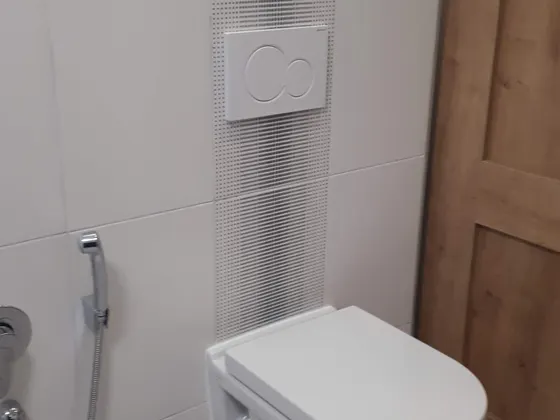 Závěsné WC s podomítkovým modulem a hygienickou sprškou.