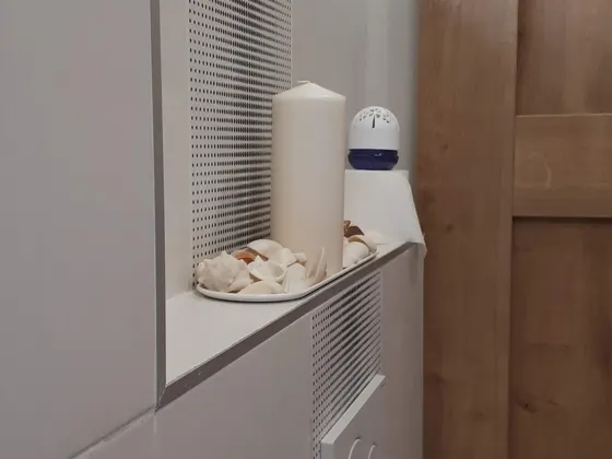 Detail předsazené stěny a odkládací niky v prostoru WC.