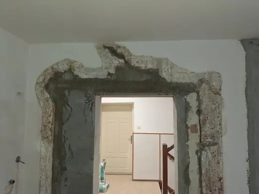 Stavební úprava a posun původního dveřního otvoru v kuchyni.