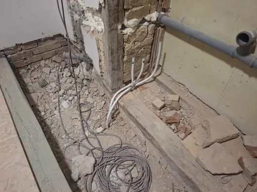 Vedení instalací v otevřené podlahové konstrukci.