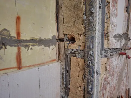 Detail instalací ve stěně před uzavřením konstrukce.