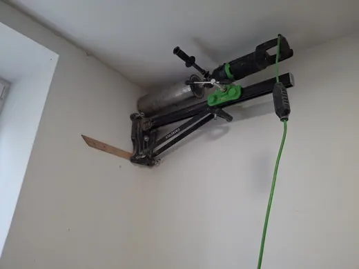 Detail vrtné soupravy při vytváření větracího prostupu.