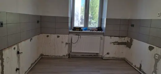 Dokončené obklady a nová podlaha před montáží linky.