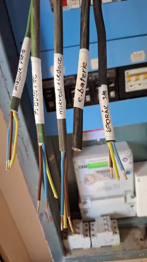 Příprava elektrických okruhů a jištění pro kuchyň.