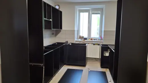 Postavené korpusy nové kuchyňské linky a místo pro vestavné vybavení.