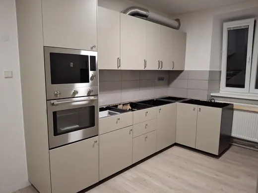 Vestavná trouba, horní a spodní skříňky při dokončování linky.