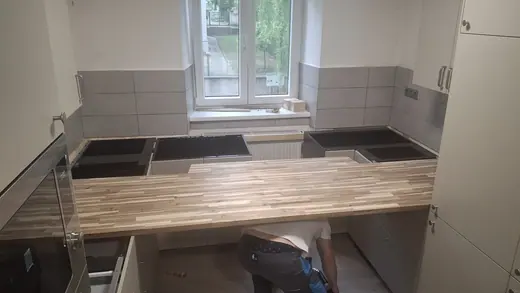 Montáž nové pracovní desky a příprava otvorů pro dřez a spotřebiče.