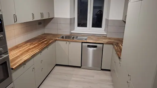 Nová kuchyňská linka s pracovní deskou, dřezem a myčkou ve farním domě ČCE v Heršpicích.
