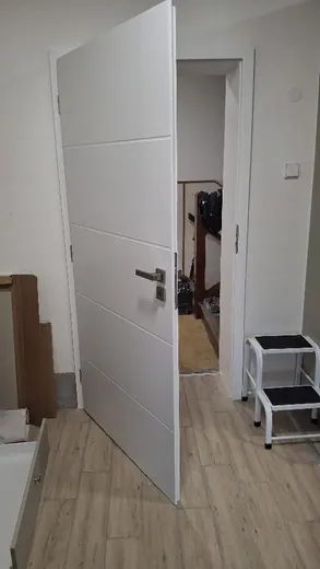 Dveře v nově upraveném otvoru kuchyně.