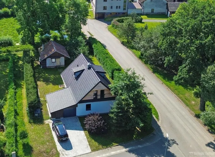 Letecký pohled na dokončený rodinný dům a jeho okolí v Nových Dvorech.