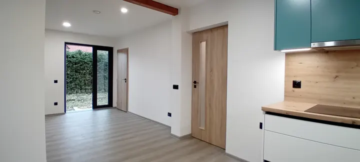 Kuchyně a navazující vstupní část interiéru.