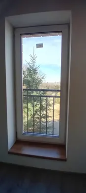 Okno v obytném podkroví s výhledem do okolí.