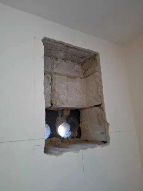 Připravený otvor pro zapuštěnou montáž rekuperační jednotky.