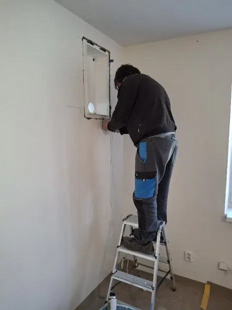 Osazování vnitřní části větrací jednotky.