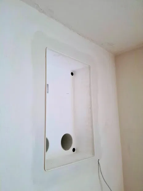 Vnitřní montážní box před dokončením instalace.