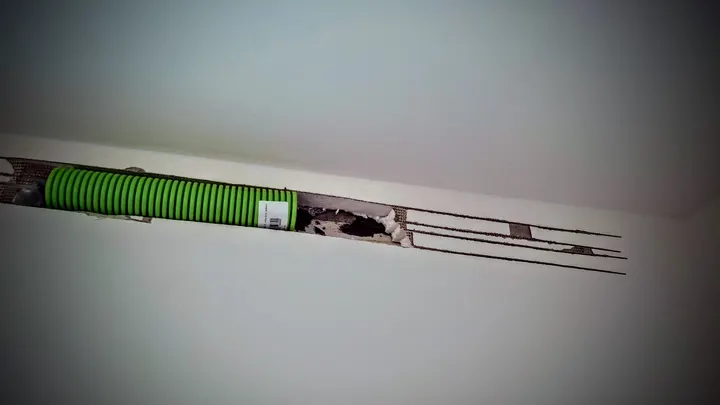 Příprava drážky ve stěně pro flexibilní potrubí SOL-FLEX Ø75 mm.