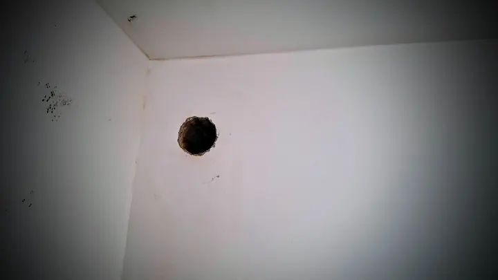 Připravený prostup ve štítové stěně pro rekuperaci.