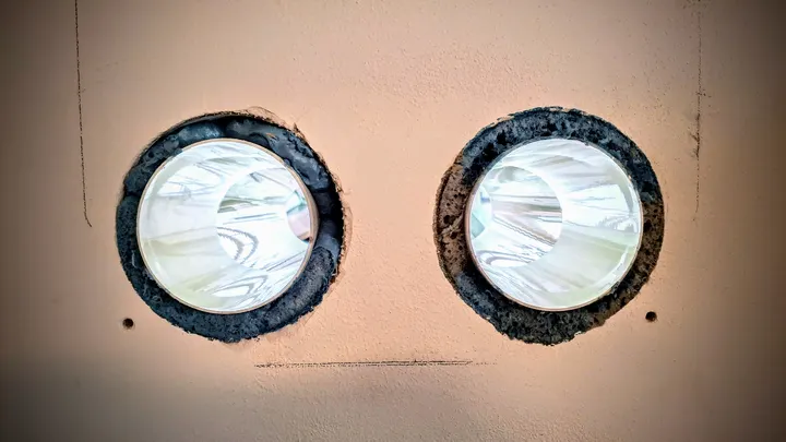 Dva prostupy vytvořené jádrovým vrtáním Ø132 mm.