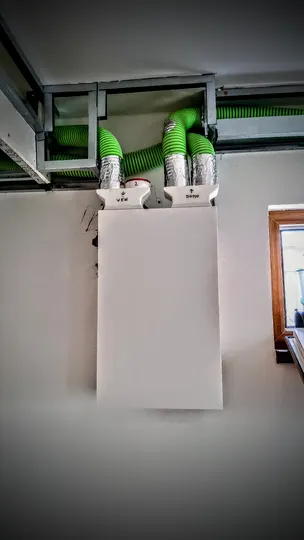 Rozvody před zakrytím sádrokartonovým krytem.