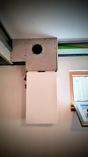 Montáž sádrokartonového krytu pro vedení vzduchu.