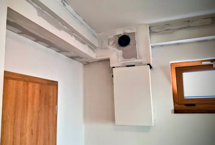 Dokončovací zapravení sádrokartonového krytu a okolí vyústění.