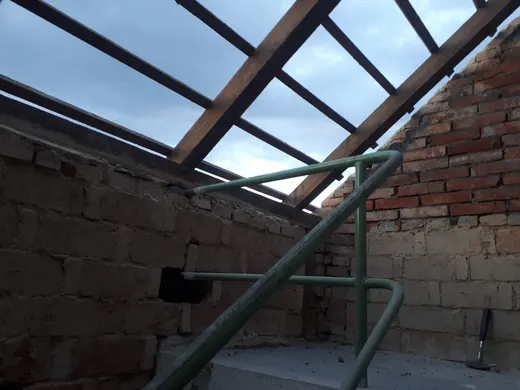 Odkrytá střešní konstrukce při souvisejících stavebních úpravách.