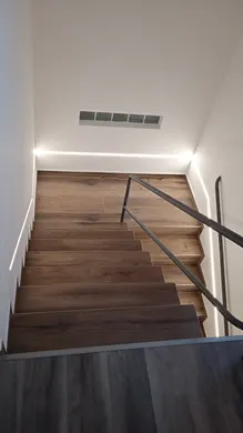 Pohled z horního podlaží na hotové schodiště.