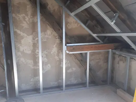 Konstrukce příčky a podhledu v podkroví.