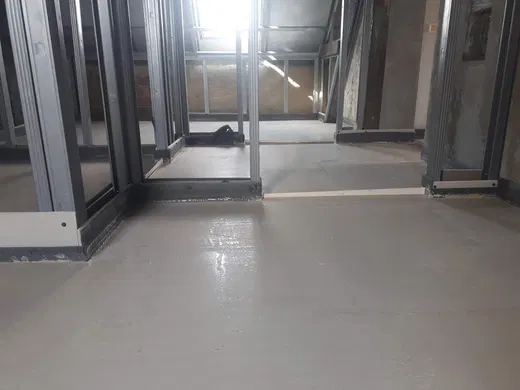 Detail kotvení profilů příčky k podlaze.