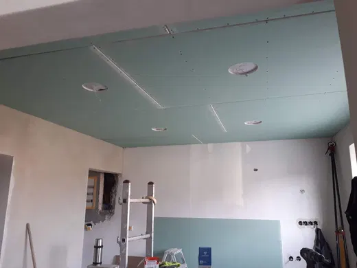 Opláštění podhledu deskami při rekonstrukci interiéru.