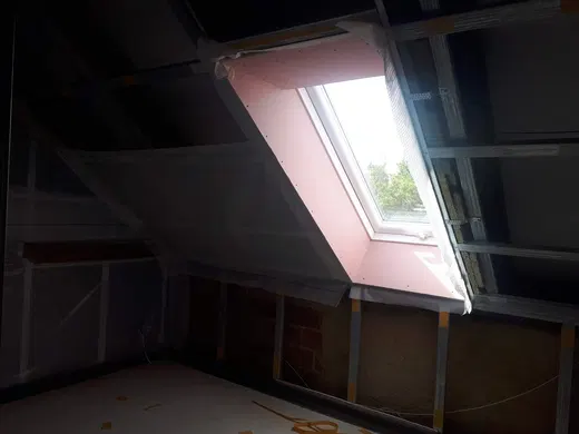 Konstrukce podkroví kolem střešního okna před opláštěním.