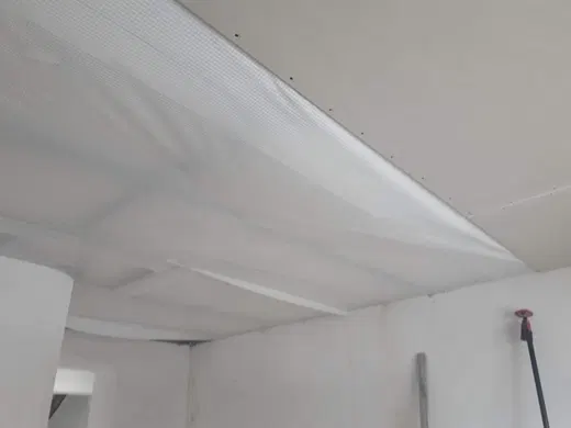 Zatmelovaný spoj sádrokartonového stropu před malbou.