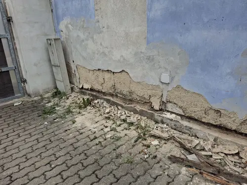 Boční stěna po odstranění uvolněných částí omítky.